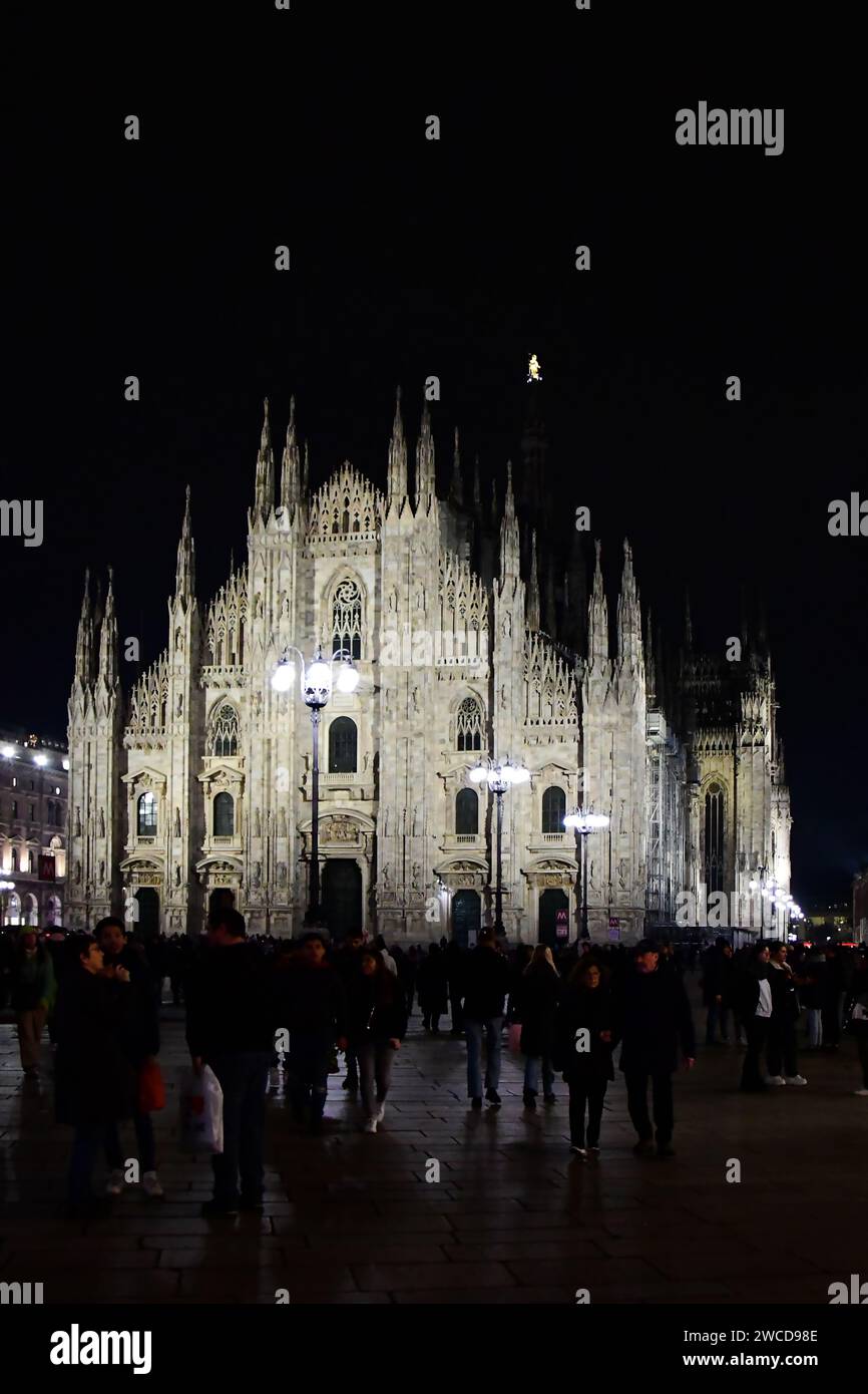 Un inverno nuvoloso giorno e notte a Milano visitando i monumenti e gli edifici più famosi Foto Stock