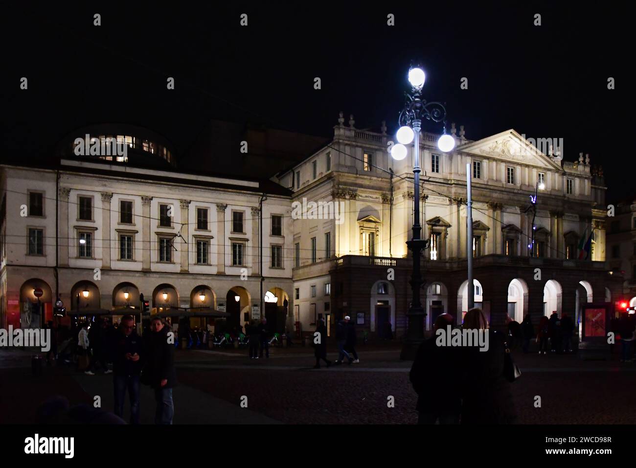 Un inverno nuvoloso giorno e notte a Milano visitando i monumenti e gli edifici più famosi Foto Stock
