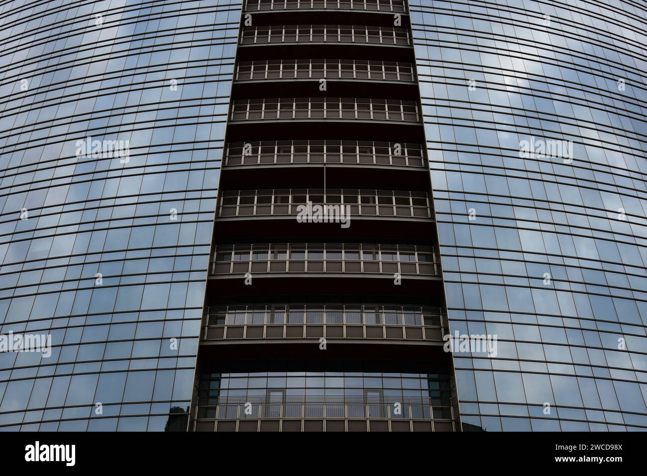 Un inverno nuvoloso giorno e notte a Milano visitando i monumenti e gli edifici più famosi Foto Stock