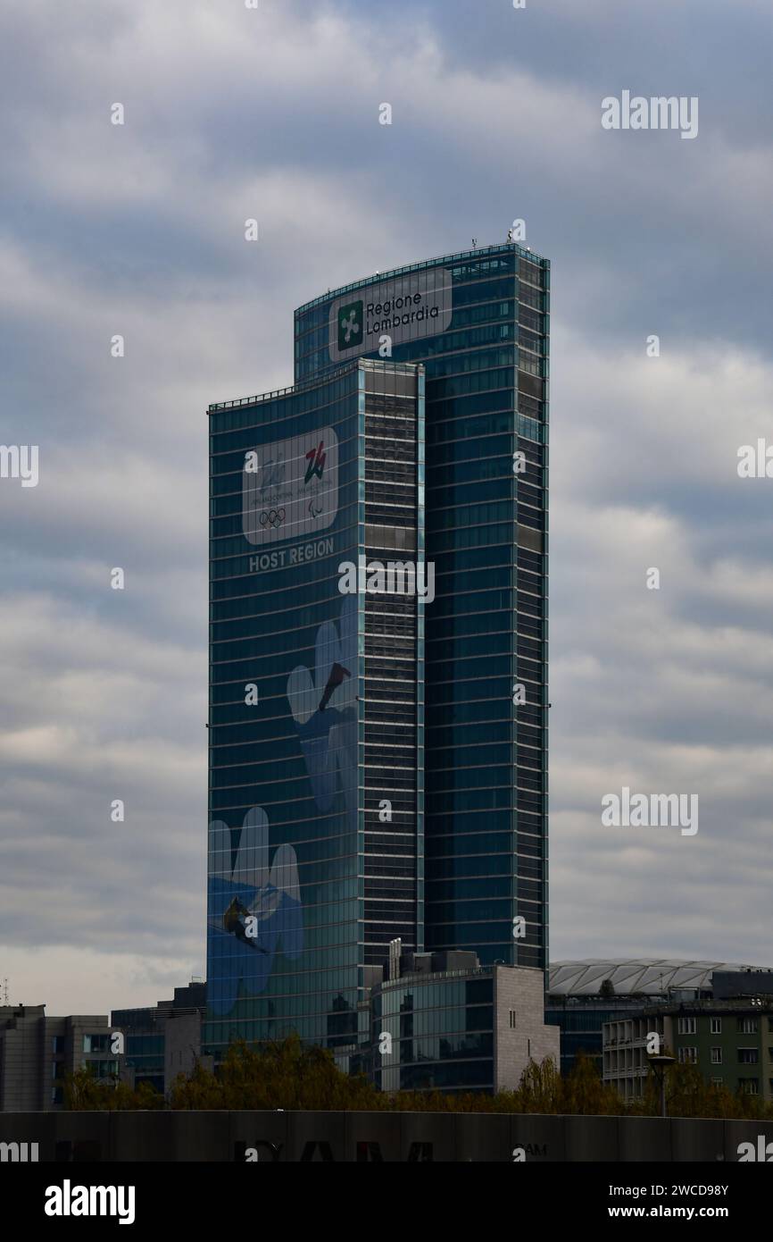 Un inverno nuvoloso giorno e notte a Milano visitando i monumenti e gli edifici più famosi Foto Stock