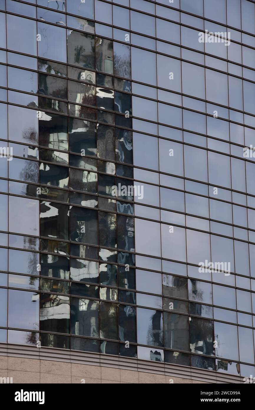 Un inverno nuvoloso giorno e notte a Milano visitando i monumenti e gli edifici più famosi Foto Stock