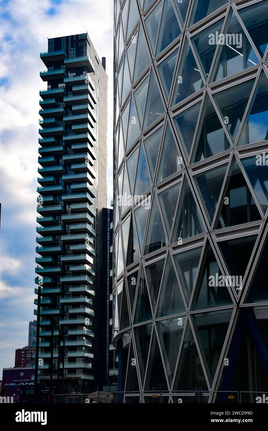Un inverno nuvoloso giorno e notte a Milano visitando i monumenti e gli edifici più famosi Foto Stock