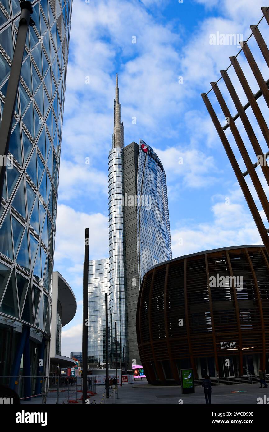 Un inverno nuvoloso giorno e notte a Milano visitando i monumenti e gli edifici più famosi Foto Stock