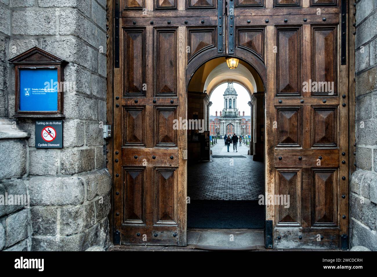 L'immagine cattura le porte in legno aperte e ornate del Trinity College di Dublino, Irlanda, Foto Stock