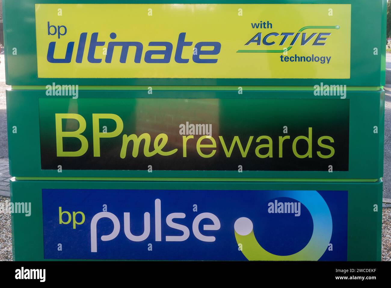 Cartelli presso un garage BP o una stazione di servizio per BP Ultimate, BPme Rewards, BP Pulse, Inghilterra, Regno Unito Foto Stock