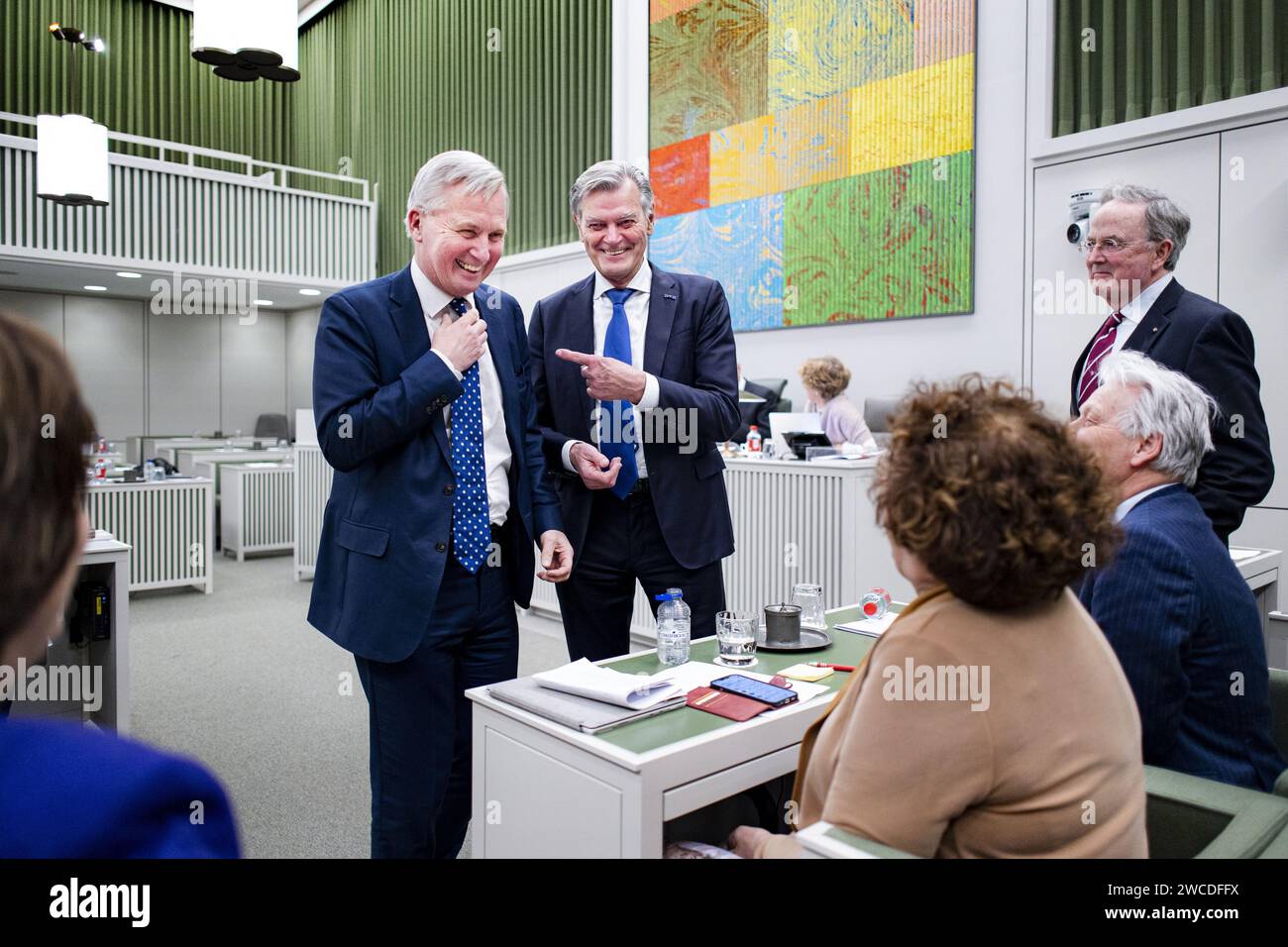 L'AIA - Segretario di Stato uscente Eric van der Burg (VVD, giustizia e sicurezza) e senatore Martin van Rooijen (50PLUS) durante la discussione della legge sulla dispersione da parte del Senato. La legge del Segretario di Stato uscente Eric van der Burg (VVD, giustizia e sicurezza) deve garantire una distribuzione più uniforme dei richiedenti asilo in tutto il paese e consentire, in casi estremi, di obbligare i comuni ad accogliere i richiedenti asilo. ANP RAMON VAN FLYMEN paesi bassi Out - belgio Out Foto Stock