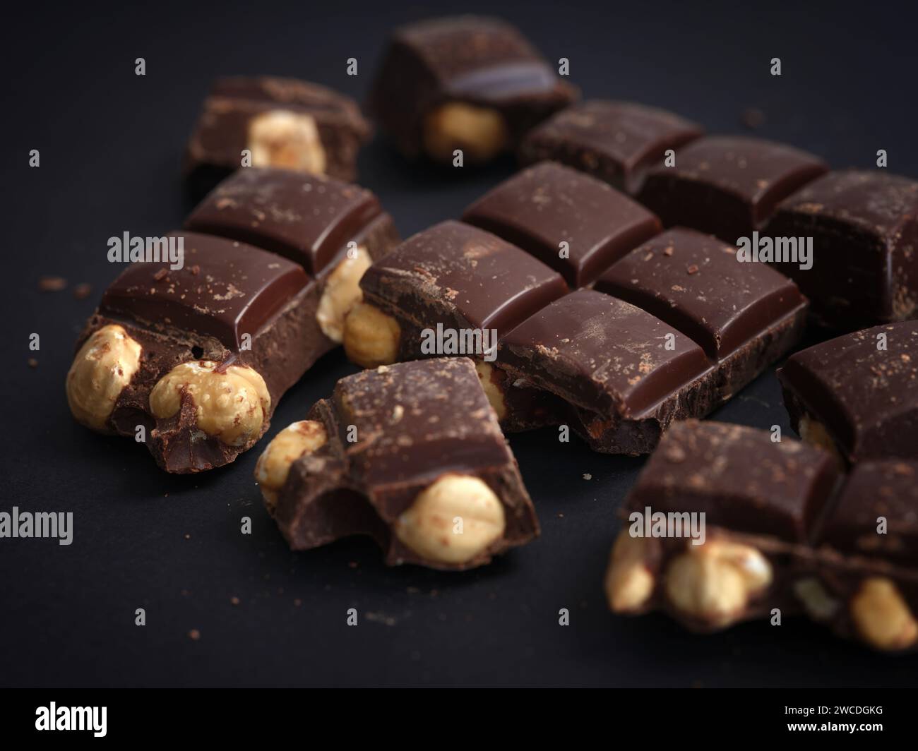 Cioccolato fondente con nocciole. Tasto basso. Primo piano. Foto Stock