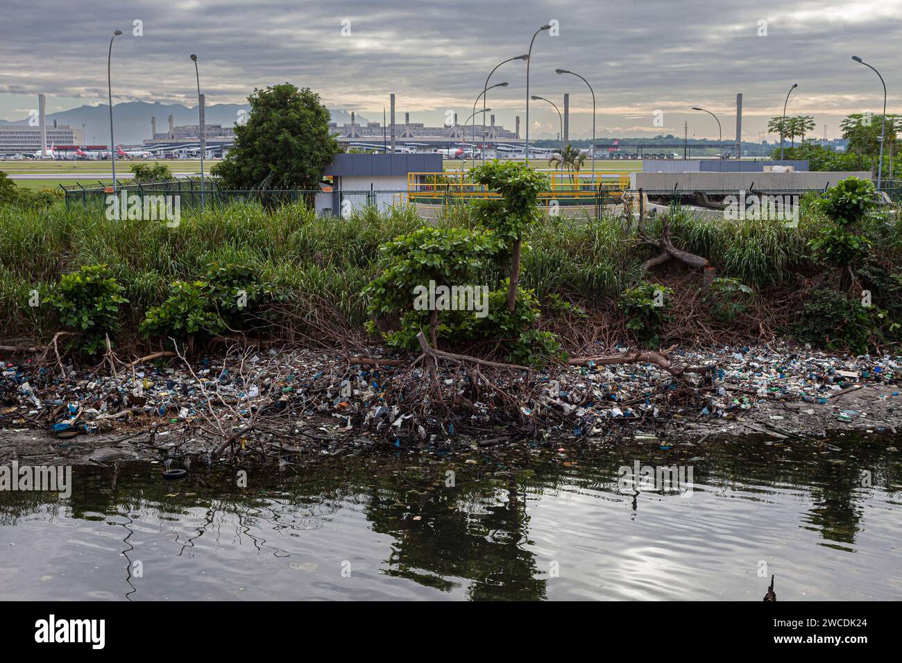 Inquinamento della plastica nella baia di Guanabara, rifiuti, rifiuti scartati in modo scorretto, senza consenso, in un luogo non adatto vicino all'aeroporto internazionale di Rio de Janeiro. Foto Stock