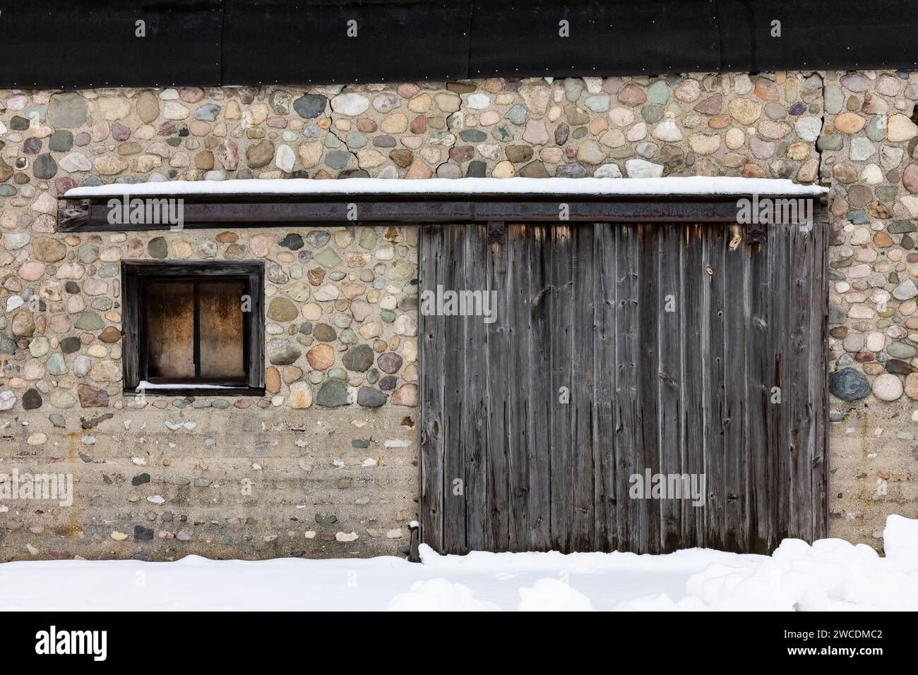 Vecchio edificio di roccia fluviale dopo una tempesta di neve a Morley, Mecosta County, Michigan, Stati Uniti [nessun rilascio di proprietà; solo licenze editoriali] Foto Stock
