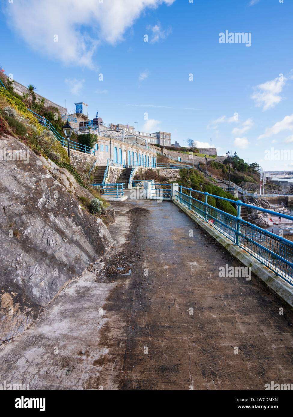 La spiaggia di Pymouth Sound a gennaio splende il sole con scalini e terrazze costruite nella pietra calcarea di Plymouth Hoe, Devon, Regno Unito Foto Stock