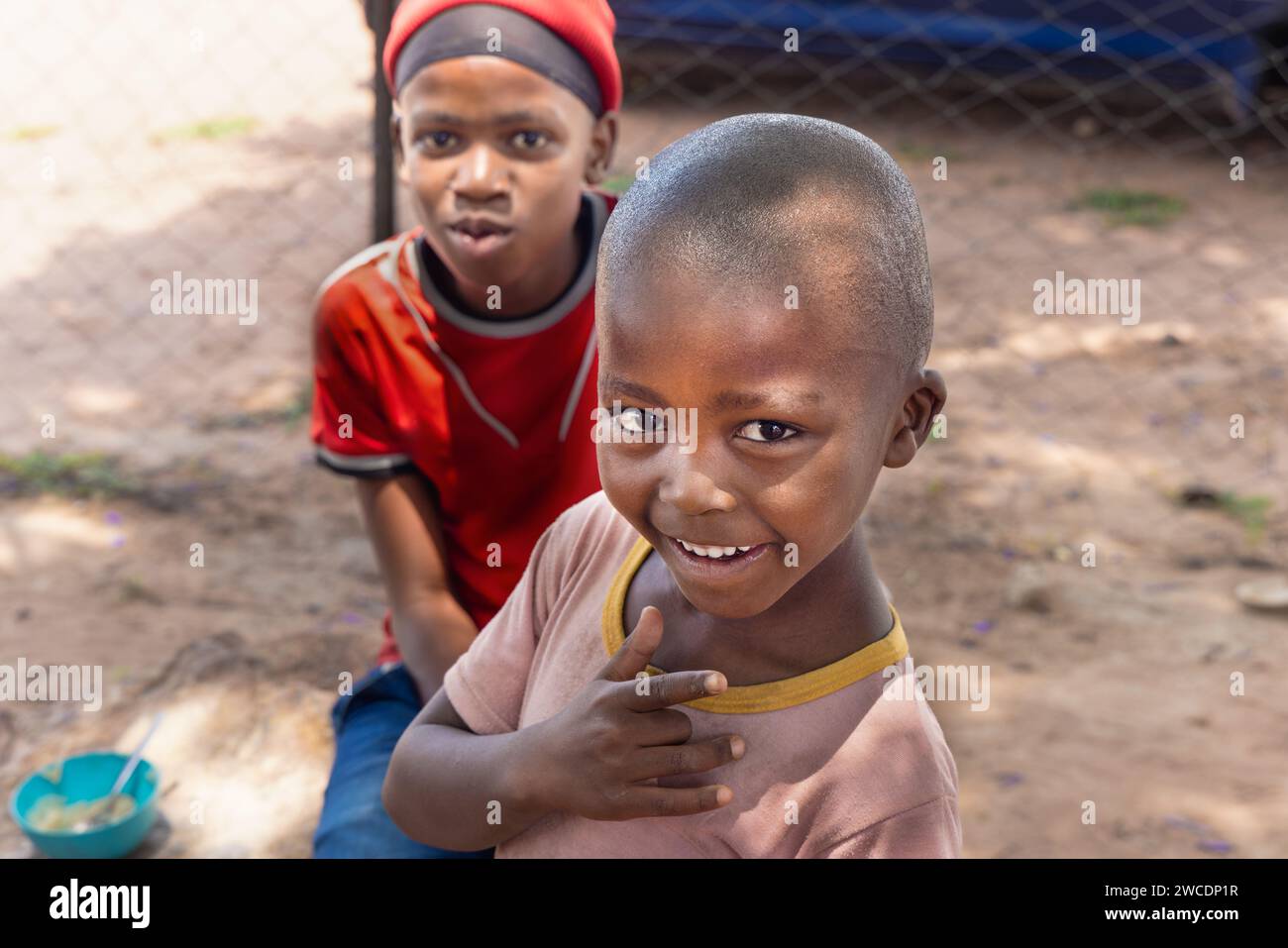 bambini africani che giocano nel villaggio, abbigliamento informale nel cortile di casa Foto Stock