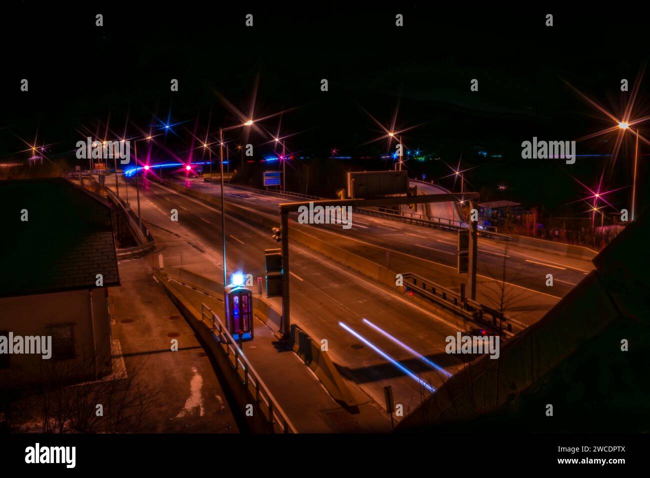 Autostrada e attraversamento di strade nella notte d'inverno vicino a Semmering Austria 01 13 2024 Foto Stock