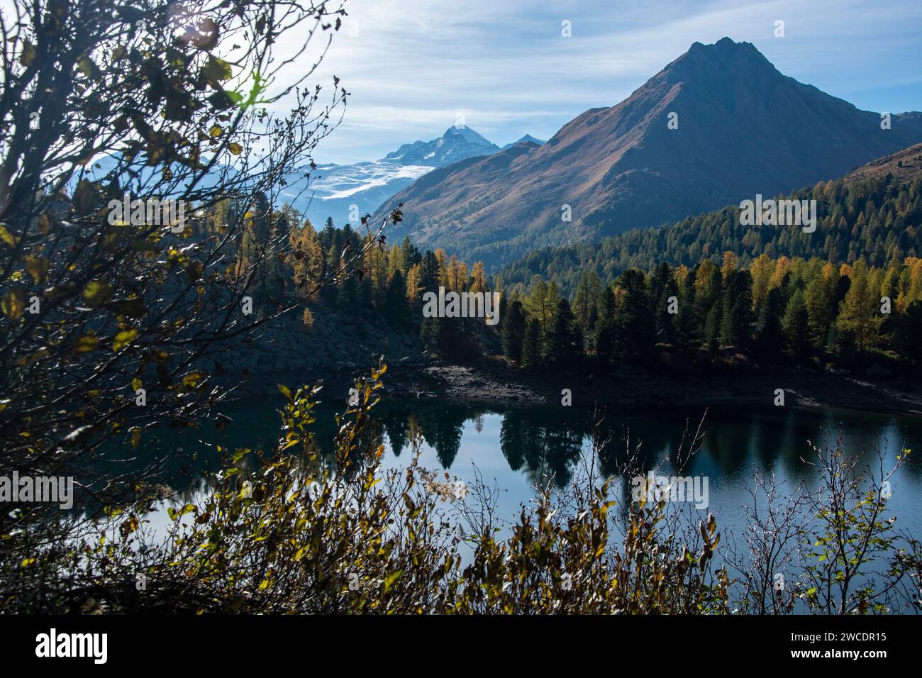 Herbstlicher Weitblick im Val da Camp mit seinen faszinierenden Bergseen Foto Stock