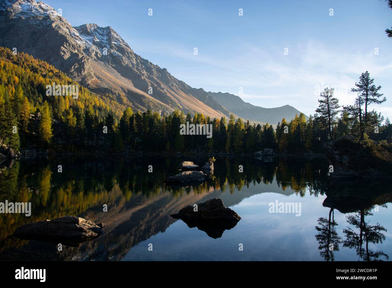 Herbstlicher Weitblick im Val da Camp mit seinen faszinierenden Bergseen Foto Stock
