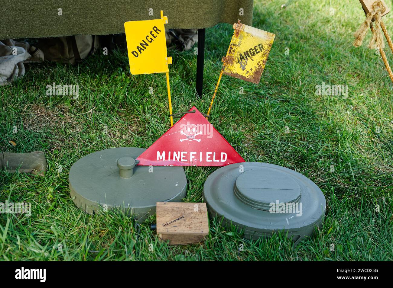 2023 - American Heritage Museum - Hudson, Massachusetts. Un'esposizione di miniere d'epoca e bandiere d'allarme presso uno stand dei collezionisti durante una rievocazione della seconda guerra mondiale Foto Stock