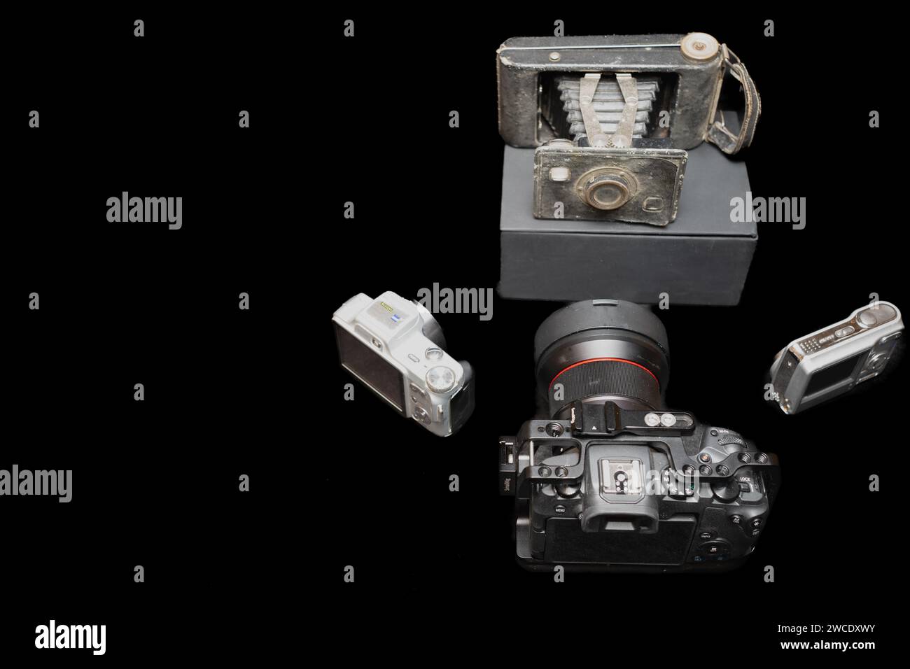 vecchia fotocamera davanti ad altre moderne telecamere che tengono lezioni Foto Stock