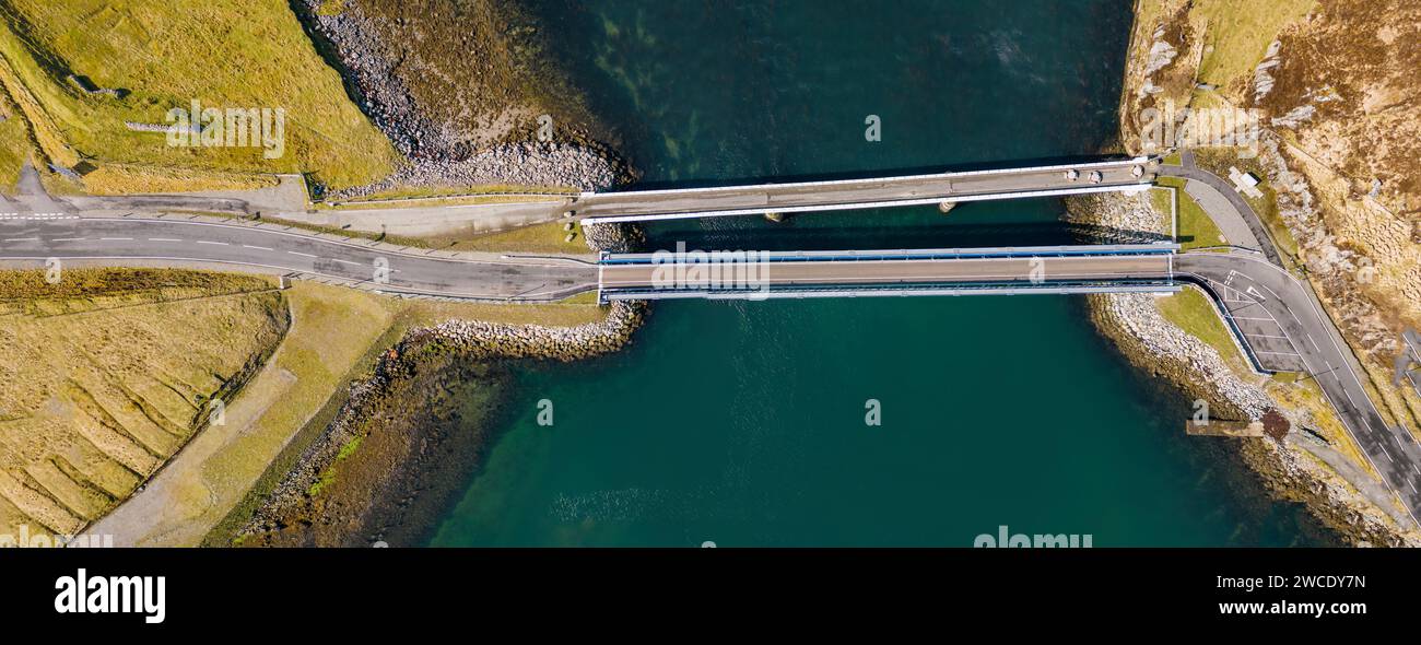 Ponte sull'Atlantico fino a Great Bernera sull'isola di Lewis, Ebridi esterne della Scozia. Ponte ingegneristico in calcestruzzo pre-sollecitato. Foto Stock