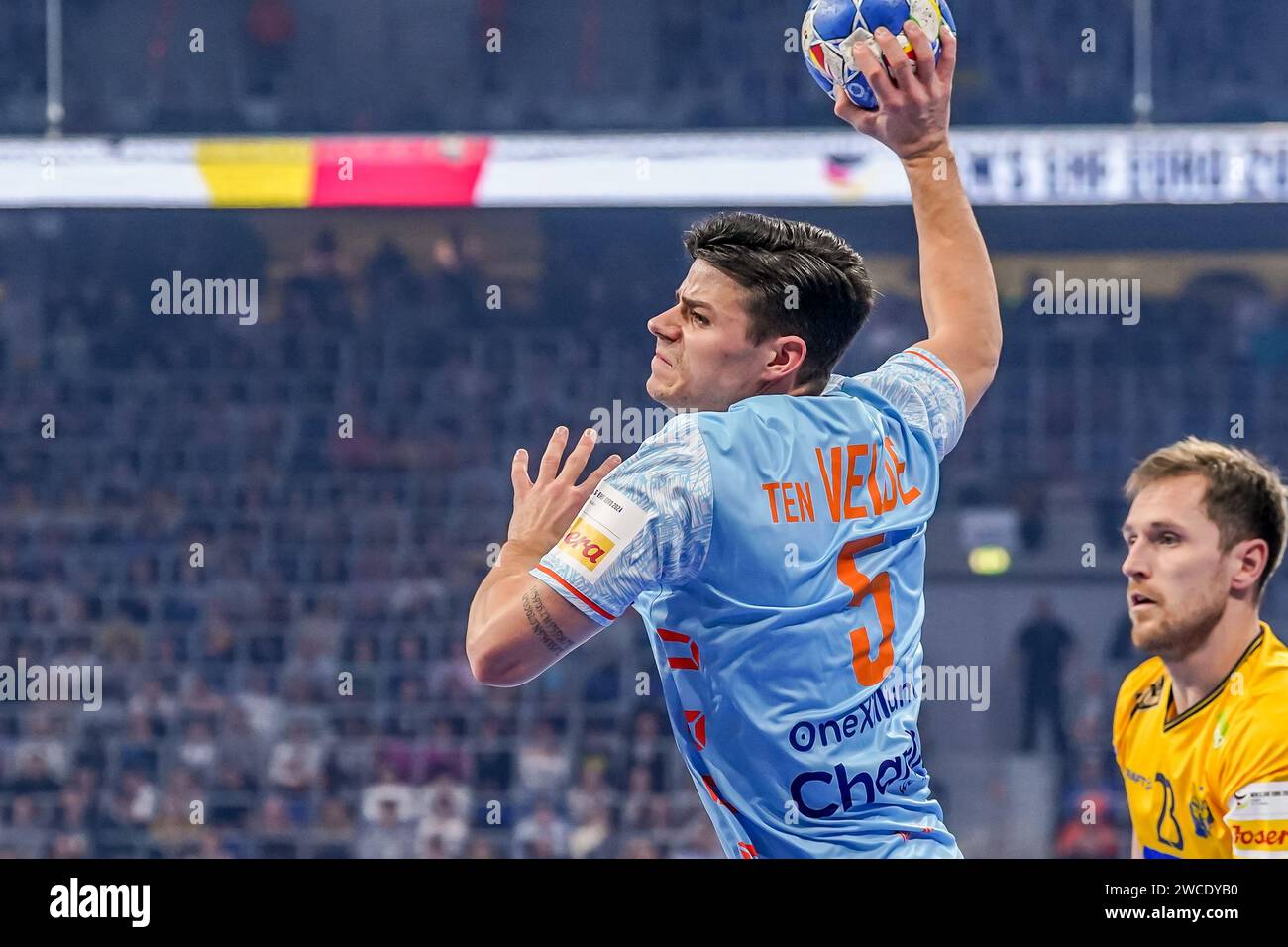 Mannheim, Germania. 15 gennaio 2024. MANNHEIM, GERMANIA - 15 GENNAIO: Rutger Ten Velde dei Paesi Bassi spara a segnare durante il turno preliminare dell'EHF Euro 2024 tra Svezia e Paesi Bassi alla SAPP Arena il 15 gennaio 2024 a Mannheim, Germania. (Foto di Henk Seppen/Orange Pictures) credito: Orange Pics BV/Alamy Live News Foto Stock