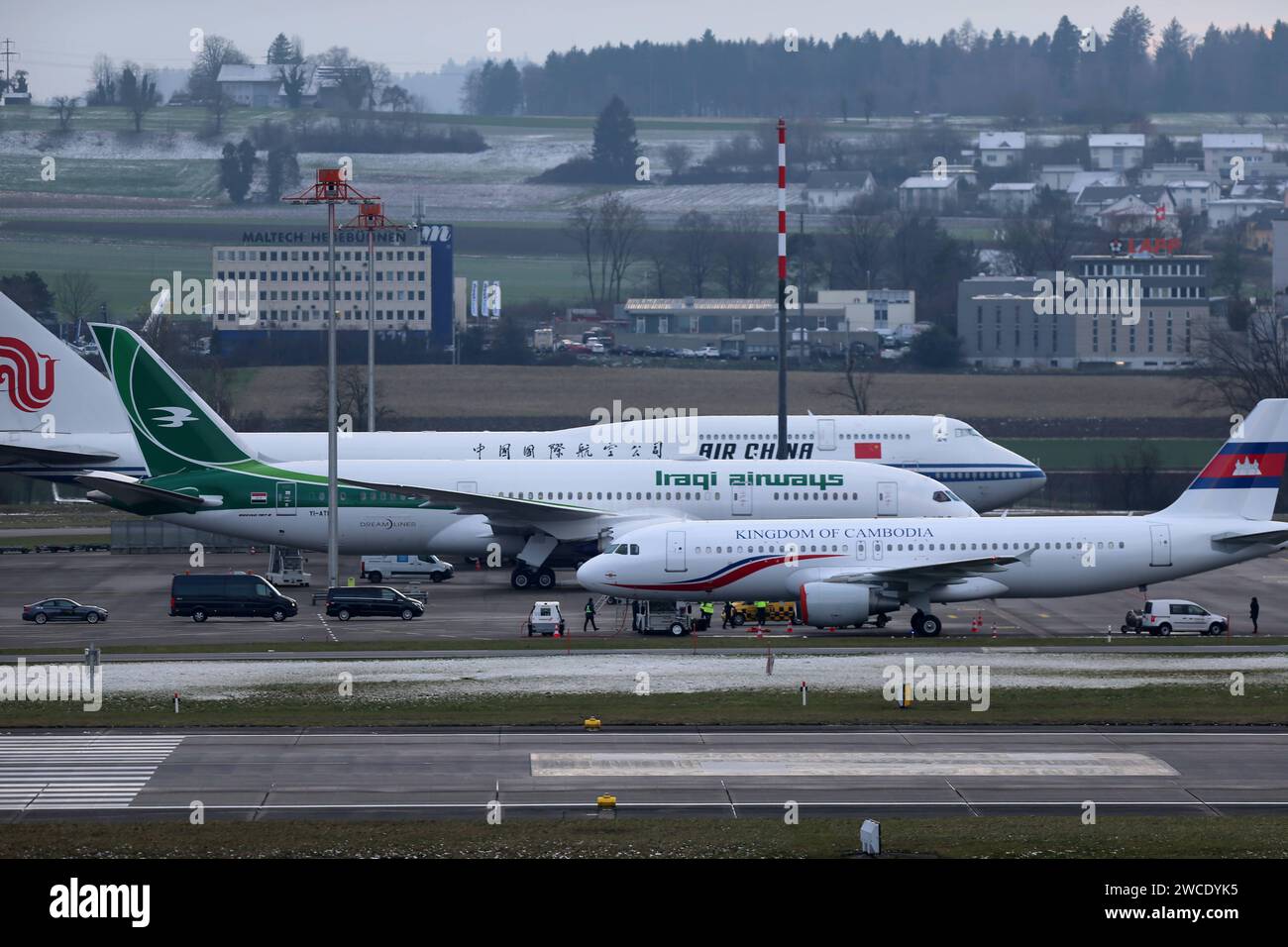 Regierungsflugzeuge aus China, Kambodscha und dem Irak auf parkposition auf dem Flughafen Zürich während dem Weltwirtschaftsforum WEF 2024. Regierungsflugzeuge aus China, Kambodscha und dem Irak auf parkposition auf dem Flughafen Zürich während dem Weltwirtschaftsforum WEF 2024. *** Aerei governativi provenienti da Cina, Cambogia e Iraq hanno parcheggiato all'aeroporto di Zurigo durante il World Economic Forum WEF 2024 aerei governativi provenienti da Cina, Cambogia e Iraq parcheggiati all'aeroporto di Zurigo durante il World Economic Forum WEF 2024 Foto Stock