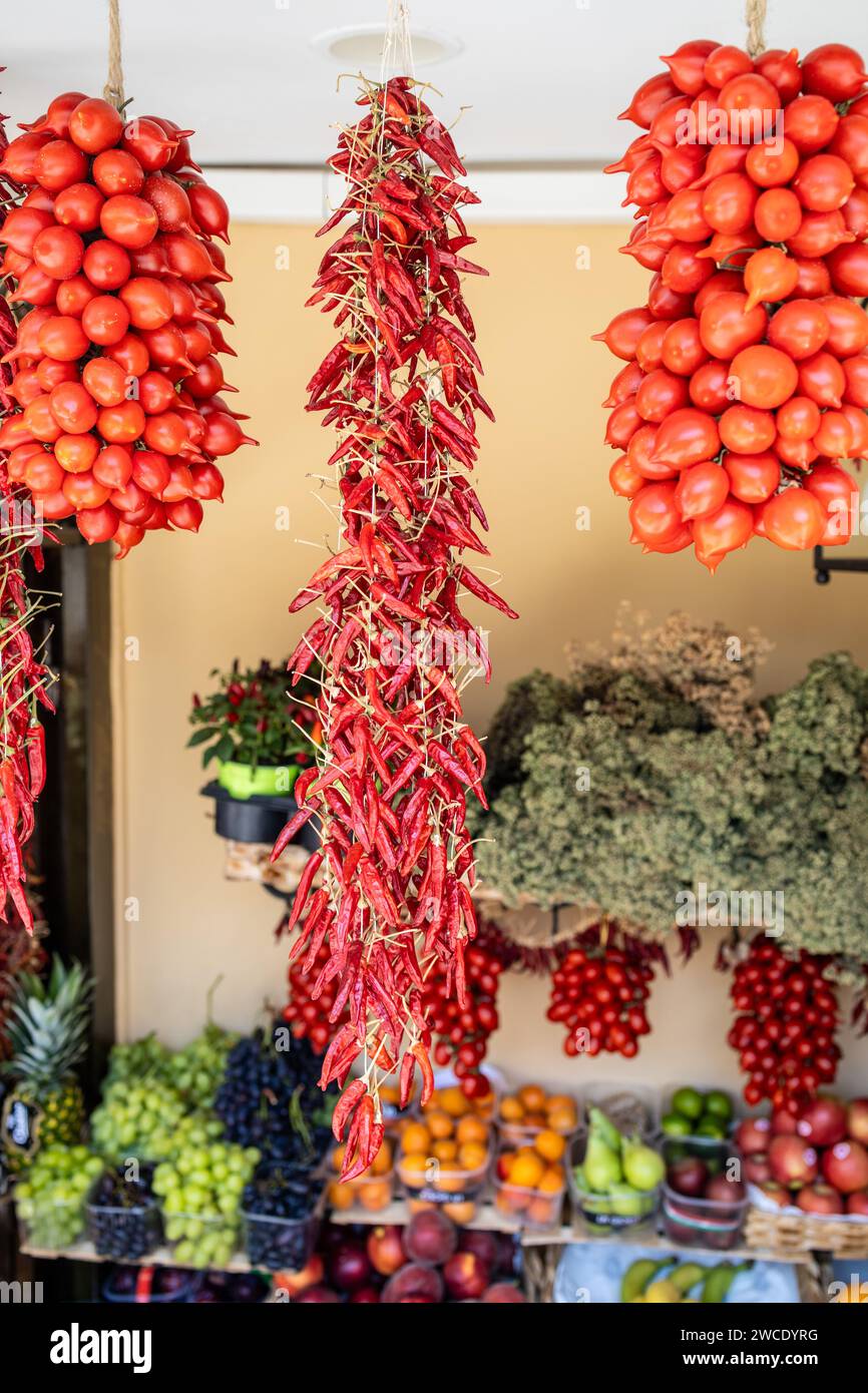 Peperoncino calabrese essiccato appeso al mercato di strada Foto Stock