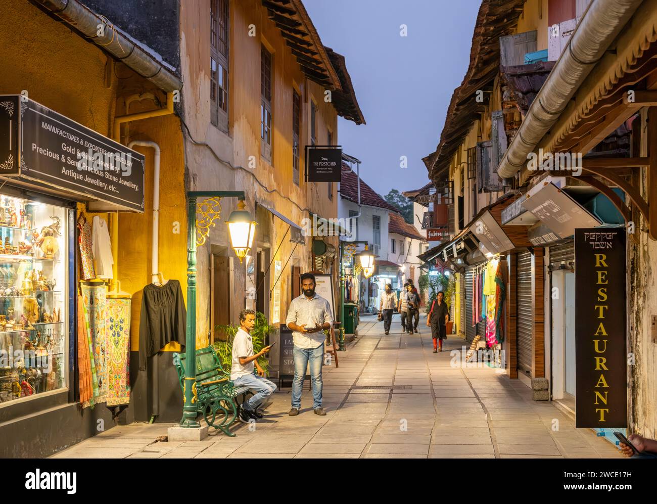 Negozi lungo Synagogue Lane, Matancherry, Jew Town, Cochin, Kerala, India Foto Stock