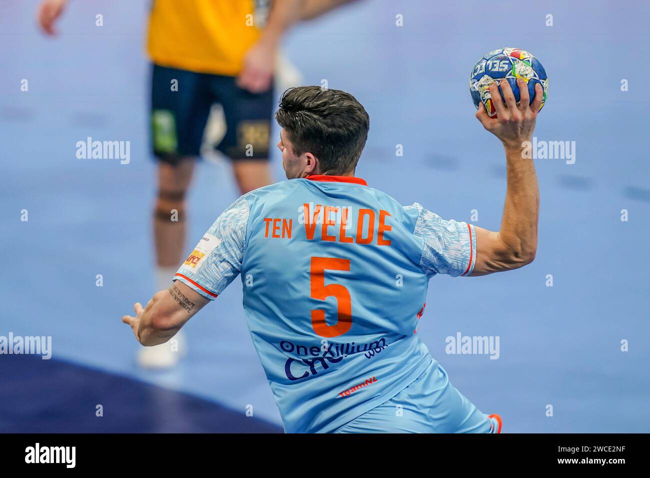 Mannheim, Germania. 15 gennaio 2024. MANNHEIM, GERMANIA - 15 GENNAIO: Rutger Ten Velde dei Paesi Bassi spara a segnare durante il turno preliminare dell'EHF Euro 2024 tra Svezia e Paesi Bassi alla SAPP Arena il 15 gennaio 2024 a Mannheim, Germania. (Foto di Henk Seppen/Orange Pictures) credito: dpa/Alamy Live News Foto Stock