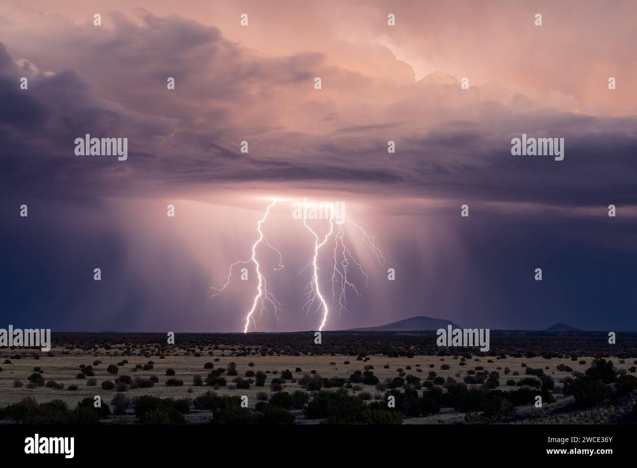 Tempesta di fulmini monsonici sul Wupatki National Monument, Arizona Foto Stock