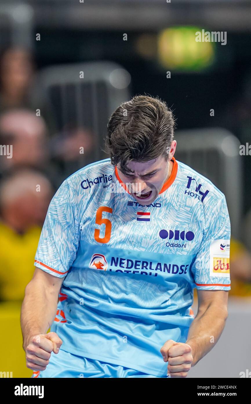 Mannheim, Germania. 15 gennaio 2024. MANNHEIM, GERMANIA - 15 GENNAIO: L'olandese Rutger Ten Velde festeggia il suo gol durante il turno preliminare dell'EHF Euro 2024 tra Svezia e Paesi Bassi alla SAPP Arena il 15 gennaio 2024 a Mannheim, Germania. (Foto di Henk Seppen/Orange Pictures) credito: Orange Pics BV/Alamy Live News Foto Stock