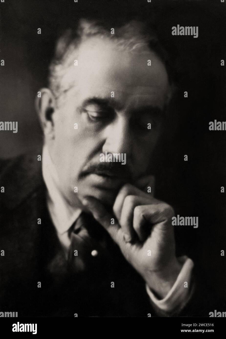 1924 c., VIAREGGIO , ITALIA : il celebre compositore italiano GIACOMO PUCCINI ( 1858 - 1924 ). Foto di Giuseppe Magrini , Viareggio . - STORIA - FOTO STORICHE - OPERA LIRICA - compagne - MUSICA - ritratto - baffi - baffi - CLASSICA - compagne LIRICO - ritratto - MUSICISTA - MUSICA - ARCHIVIO GBB Foto Stock