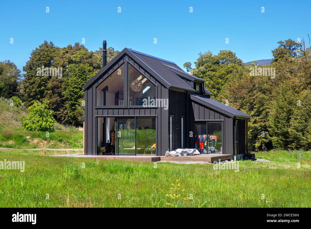 Nuova casa vacanza a 2 piani con rivestimento in metallo a Manapouri, Aotearoa (nuova Zelanda), te Waipounamu (Isola del Sud). Foto Stock