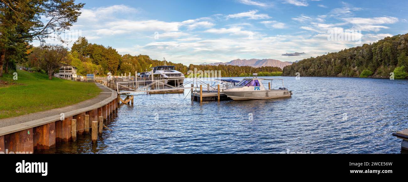Pearl Harbor sul fiume Waiau a Manapouri, Aotearoa (nuova Zelanda), te Waipounamu (Isola del Sud). Il porto e la città di Manapouri si trovano Foto Stock