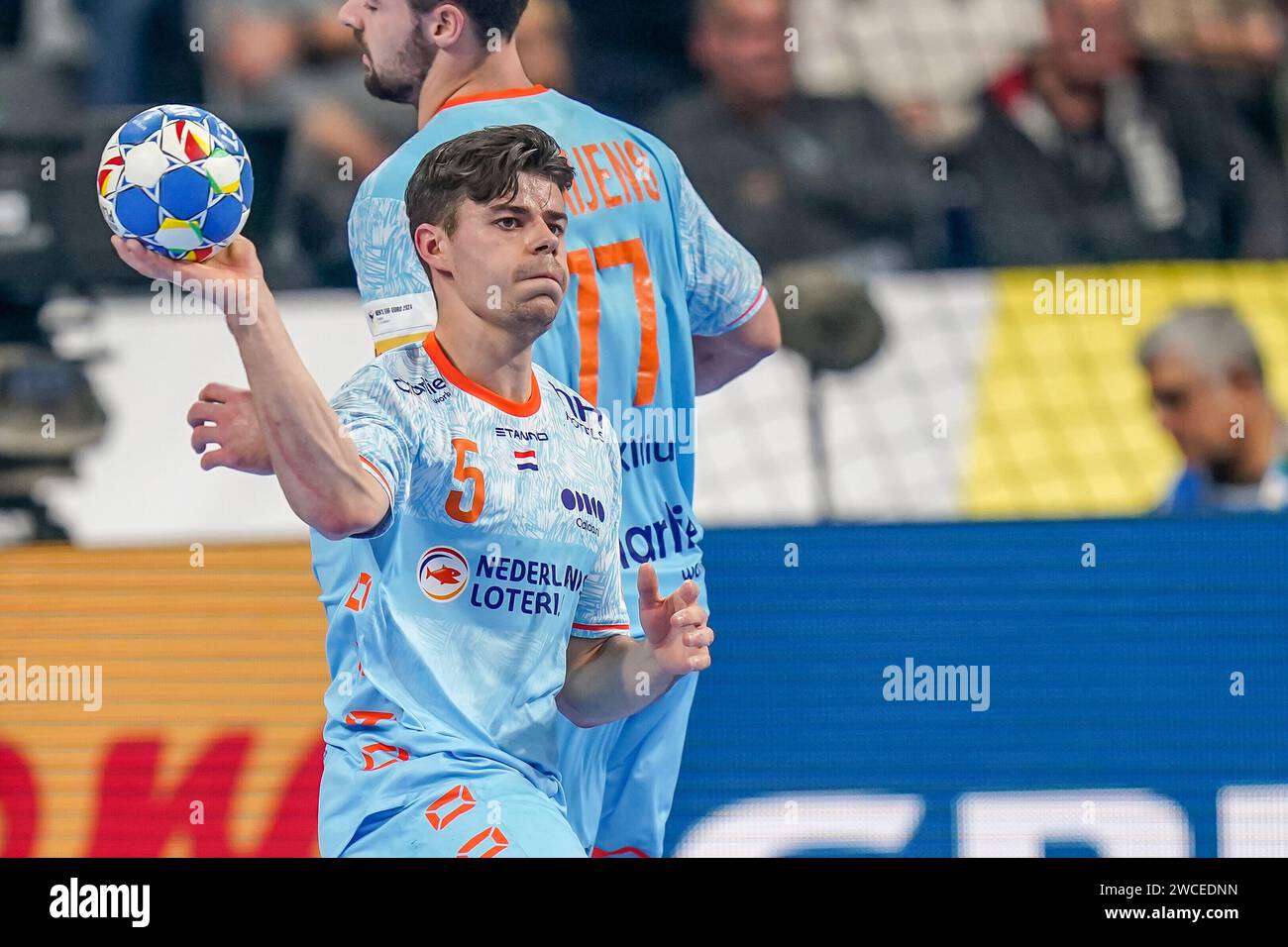 Mannheim, Germania. 15 gennaio 2024. MANNHEIM, GERMANIA - 15 GENNAIO: L'olandese Rutger Ten Velde passa il pallone durante il turno preliminare dell'EHF Euro 2024 tra Svezia e Paesi Bassi alla SAPP Arena il 15 gennaio 2024 a Mannheim, Germania. (Foto di Henk Seppen/Orange Pictures) credito: dpa/Alamy Live News Foto Stock