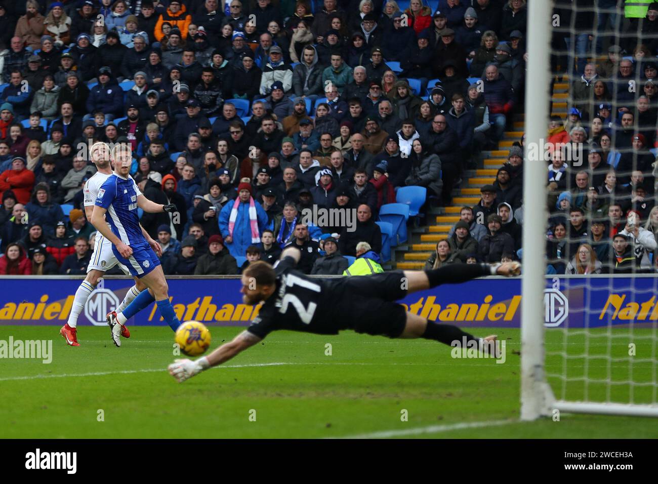 Patrick Bamford del Leeds Utd (l) spara davanti a Jak Alnwick , il portiere del Cardiff City. Partita del campionato EFL Skybet, Cardiff City contro Leeds Ut Foto Stock