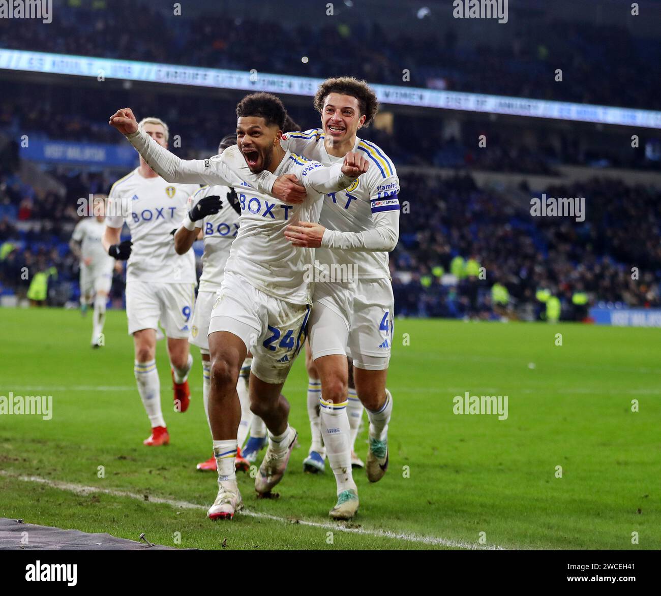 Georginio Rutter del Leeds Utd (24) festeggia con i suoi compagni di squadra dopo aver segnato il terzo gol della sua squadra. Partita del campionato EFL Skybet, Cardiff City contro le Foto Stock