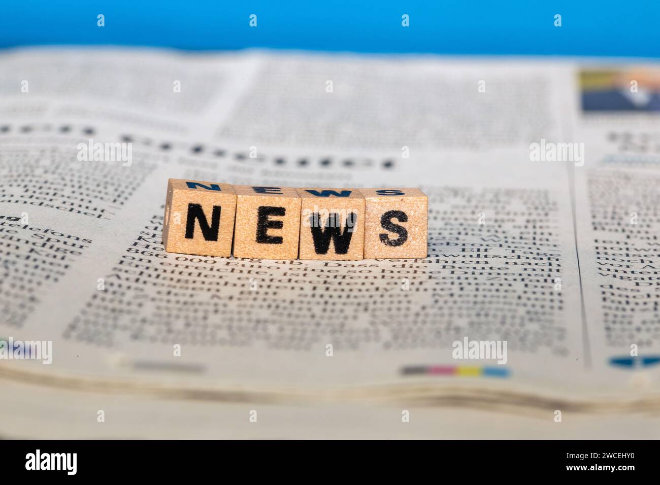 Immagine simbolo NOTIZIE: Cubi di lettere su un giornale Foto Stock