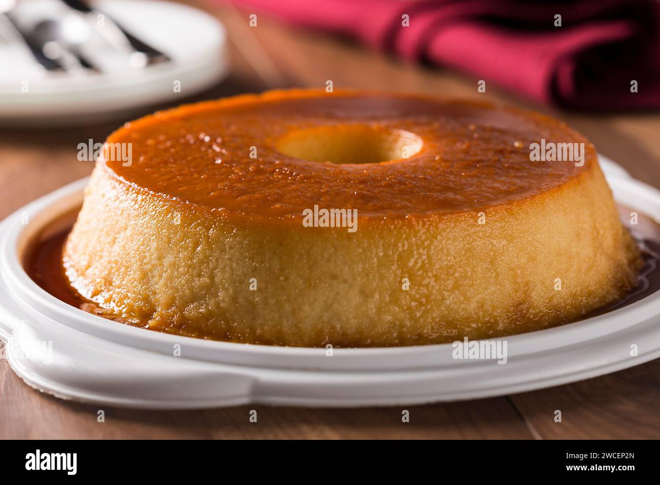 Gustoso dessert a base di budino sul tavolo. Foto Stock