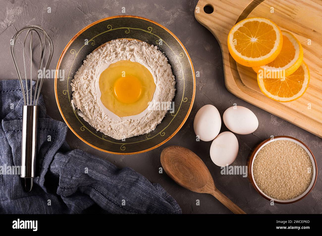 Ingredienti per preparare la torta all'arancia. Foto Stock