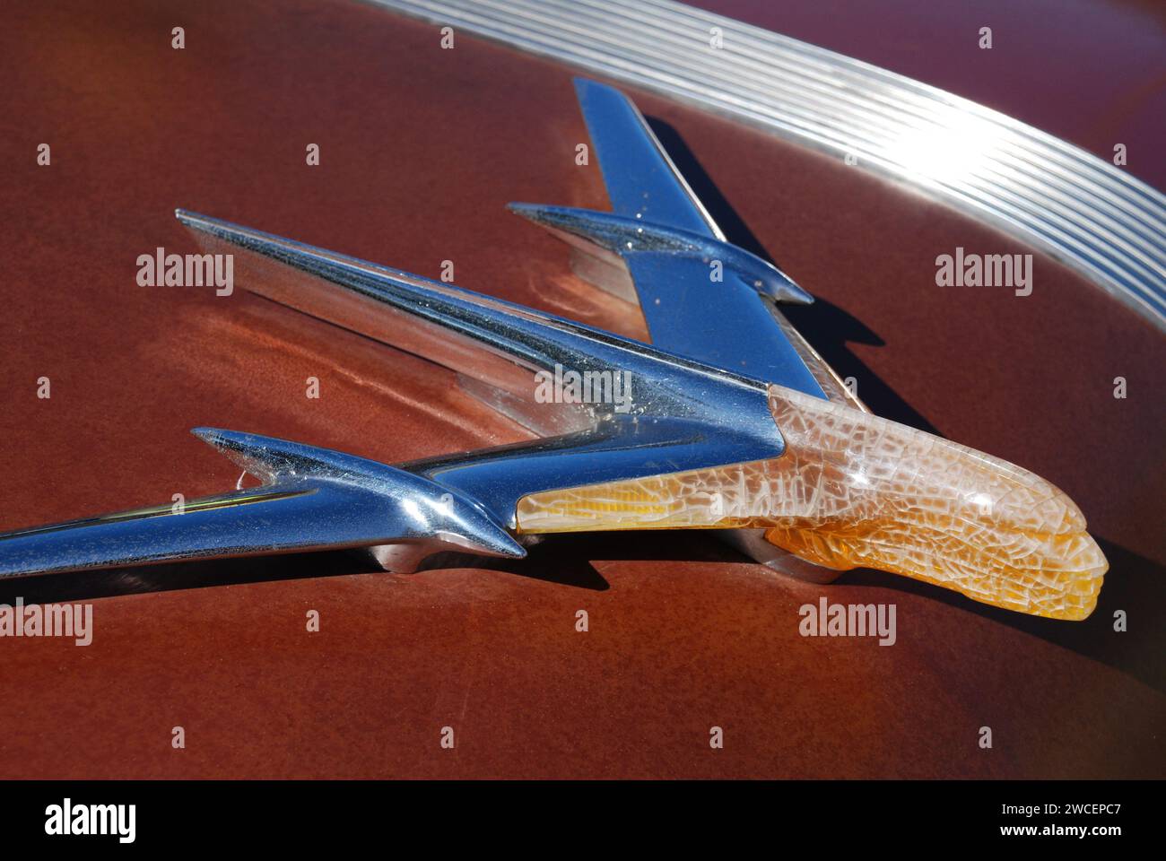 Primo piano di un ornamento del cofano su una classica automobile Pontiac Foto Stock