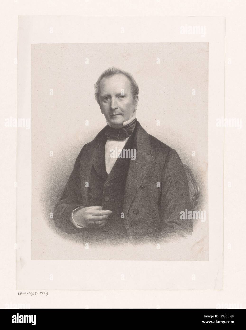 Ritratto di un uomo sconosciuto, Johan Hendrik Hoffmeister (attribuito a), 1843 - 1904 stampa la persona ritratta tiene il suo giubbotto con la mano destra. Carta dei Paesi Bassi. persone storiche (+ (ritratto completo) del busto) Foto Stock