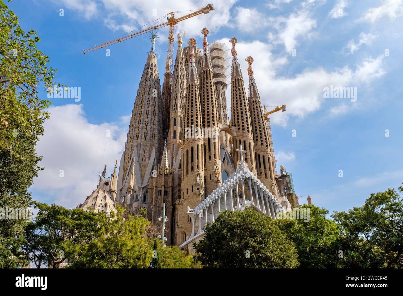 Vista esterna del tempio Basílica i Expiatori de la Sagrada Família, della cattedrale la Sagrada Familia in costruzione all'esterno, Antoni Gaudí, Barcellona, Foto Stock