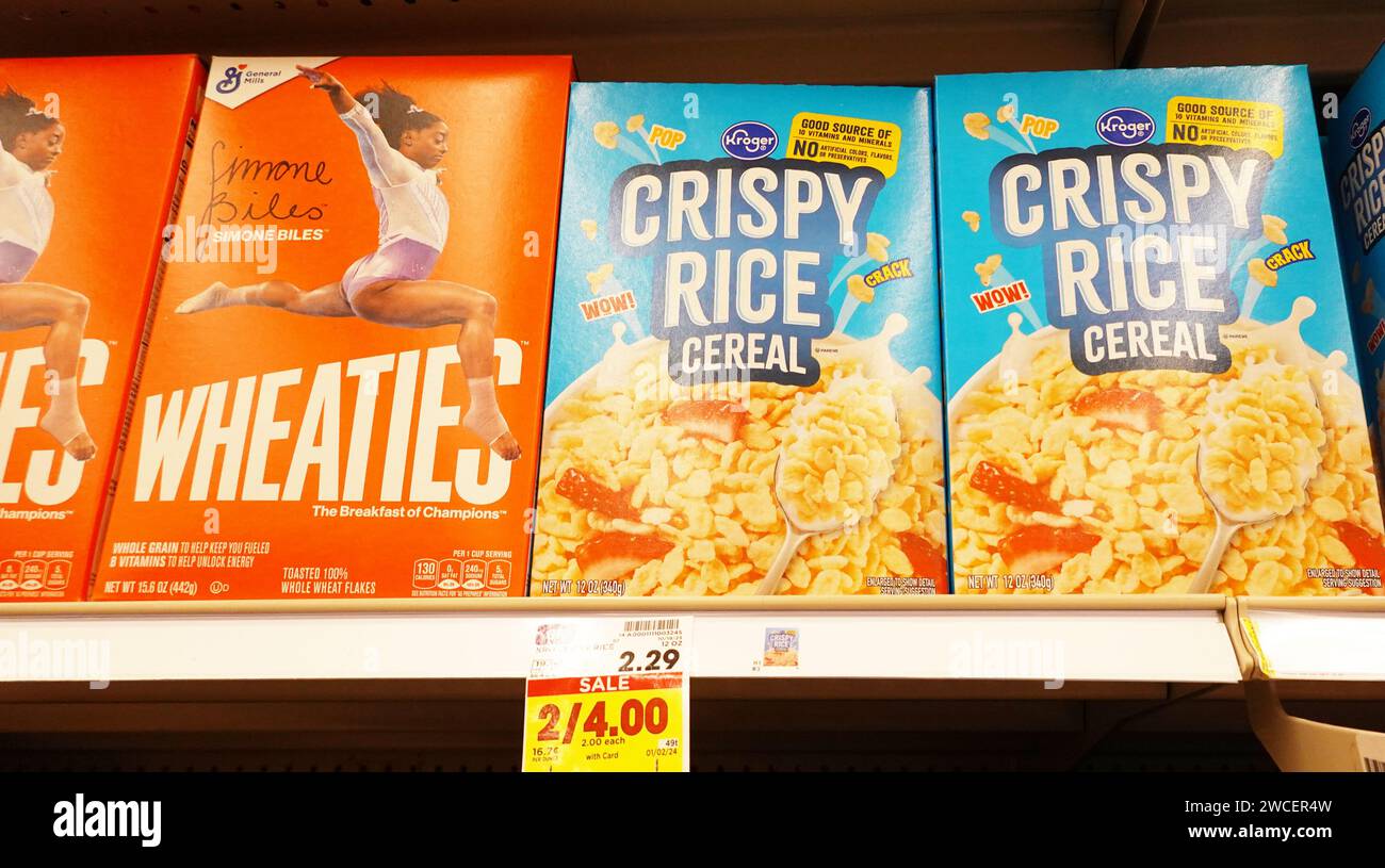 Primo piano di scatole di cereali per la colazione, Wheaties e marca generica di Rice Krispies di Kroger, Crispy Rice - novembre 2023 Foto Stock
