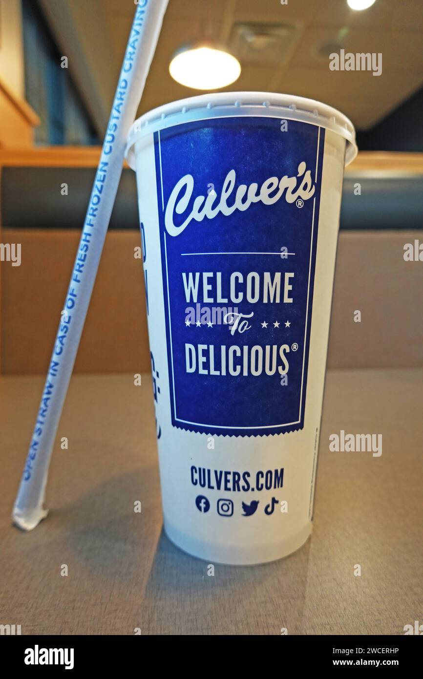 Tazza e paglia seduti su un tavolo in un ristorante Culver's Foto Stock