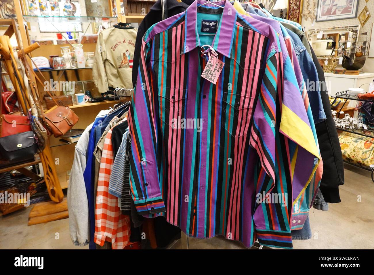 Abbigliamento da cowboy vintage in vendita in un negozio di antiquariato - novembre 2023 Foto Stock