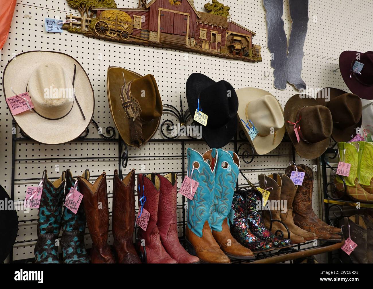 Cappelli e stivali da cowboy vintage in un negozio di antiquariato - novembre 2023 Foto Stock