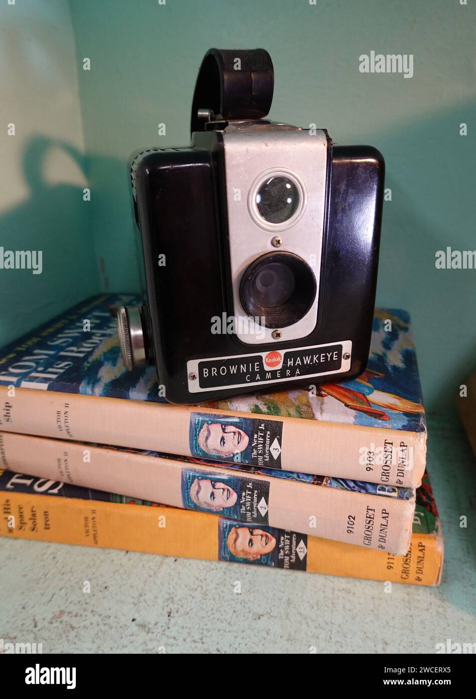 Fotocamera vintage Kodak Brownie seduta in cima a una pila di libri - novembre 2023 Foto Stock
