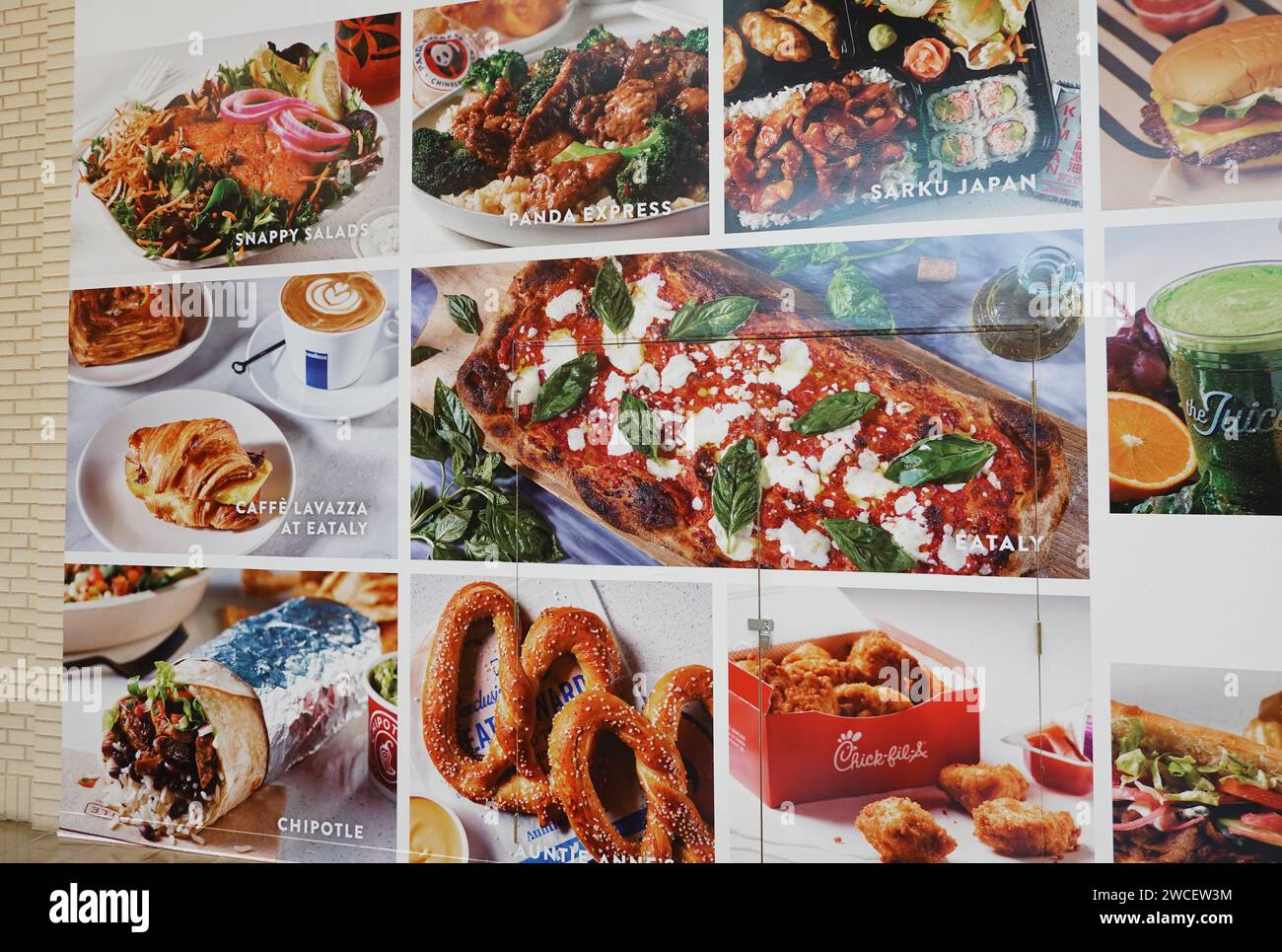 Foto di una varietà di cibi diversi situati all'interno del centro commerciale Northpark Center - novembre 2023 Foto Stock