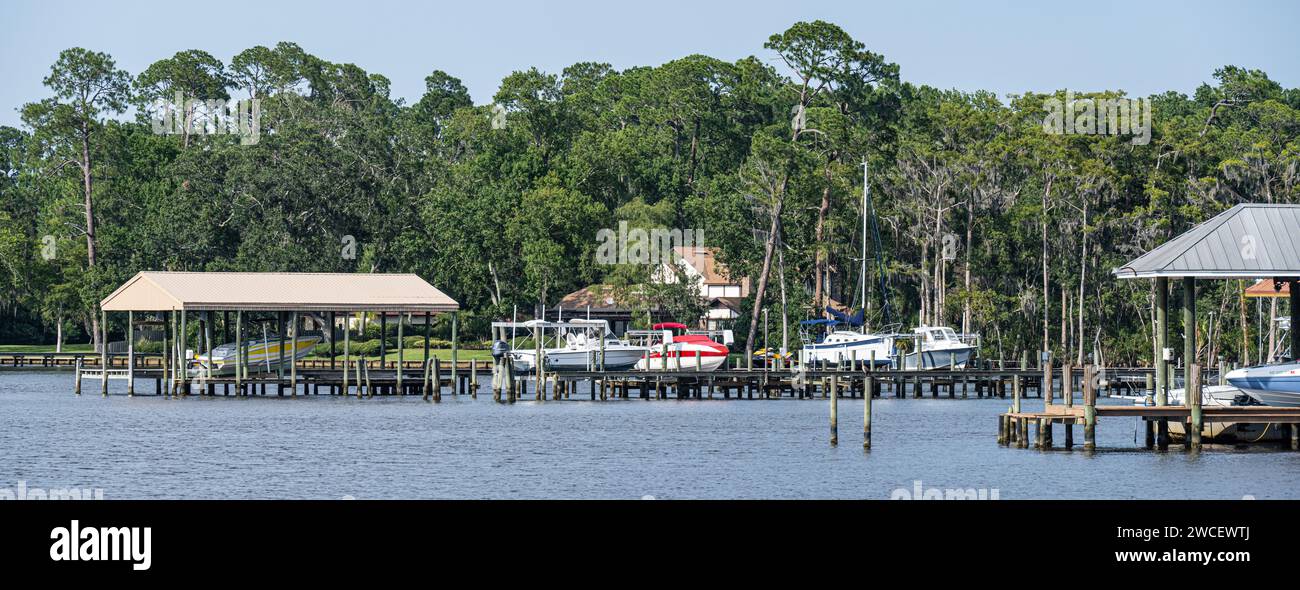 Attracchi per barche e case sul lungomare lungo il litorale di St Johns River in Mandarin, una comunità storica di Jacksonville, Florida. (USA) Foto Stock