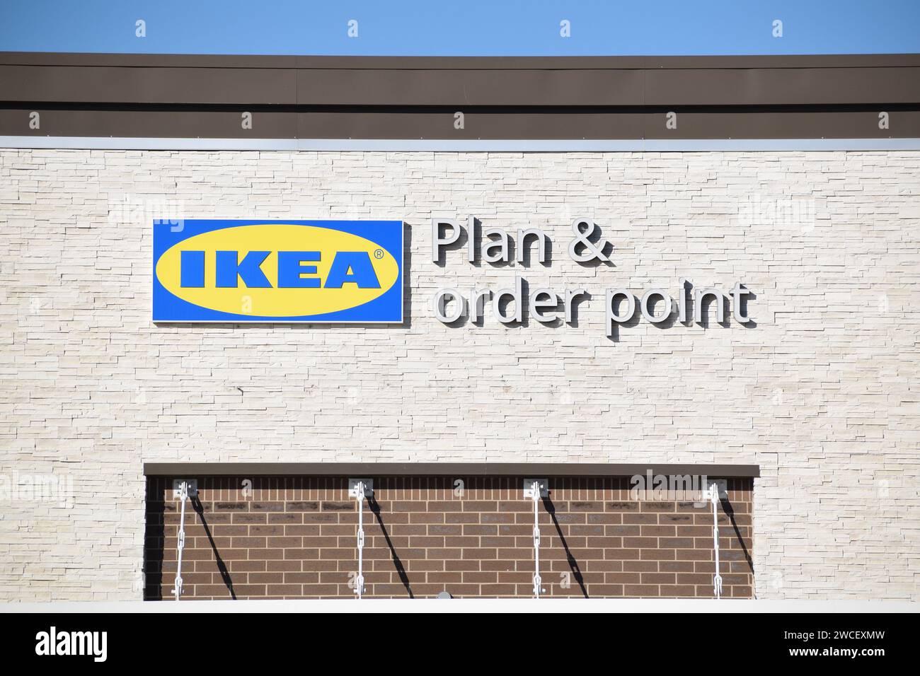 Primo piano dell'insegna del negozio Ikea Plan & Order Point in una giornata soleggiata e limpida a Southlake, Texas - novembre 2023 Foto Stock