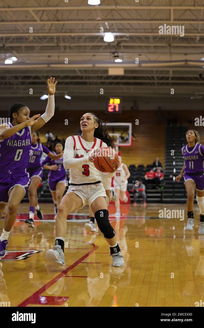 Poughkeepsie, New York, USA. 13 gennaio 2024. Durante la partita di conference tra il Marist College e la Niagara University, la guardia Marist KIARA FISHER (3) scende lungo la corsia, mentre viene difesa dalla guardia del Niagara CHARDONNAR HARTLEY (0) durante la prima metà della partita nel campus del Marist College di Poughkeepsie, New York. (Immagine di credito: © Scott Rausenberger/ZUMA Press Wire) SOLO USO EDITORIALE! Non per USO commerciale! Foto Stock