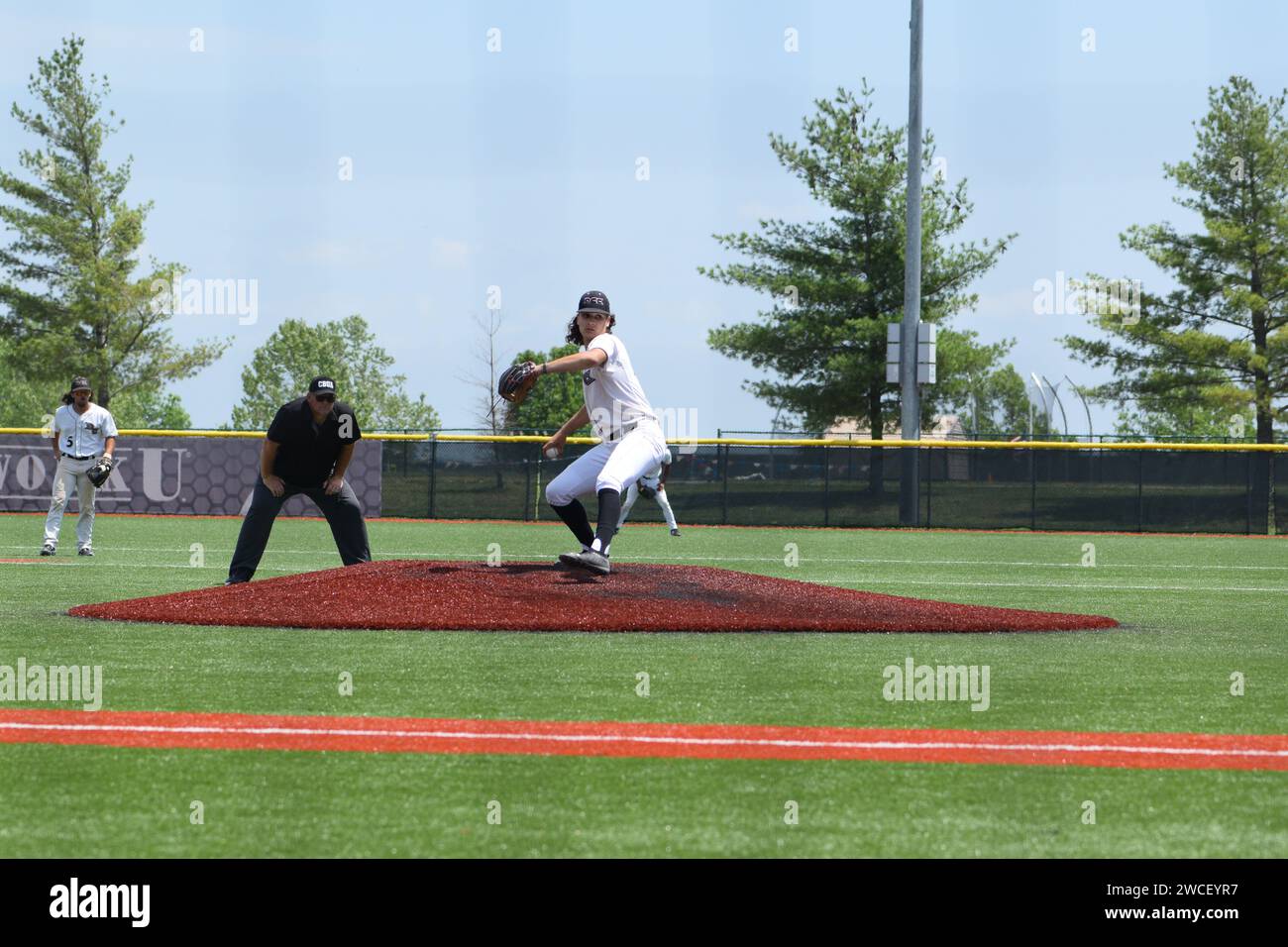 Un giocatore di baseball universitario del Dallas Christian College lancia un pallone durante i playoff della conferenza al campo di baseball del College of the Ozarks - maggio 202 Foto Stock